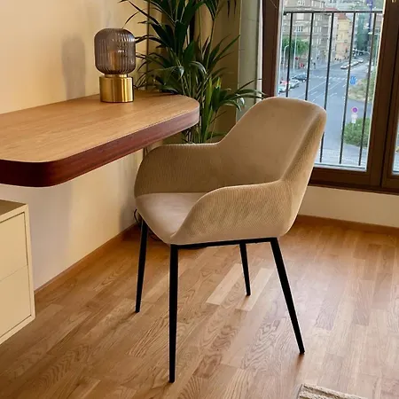 Urban Balance Suite, Andel - Metro Access & City Views *