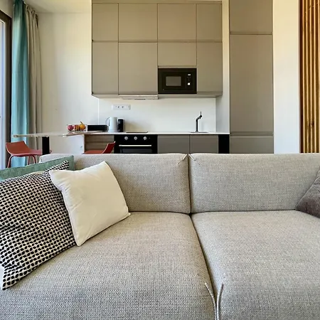 Urban Balance Suite, Andel - Metro Access & City Views *